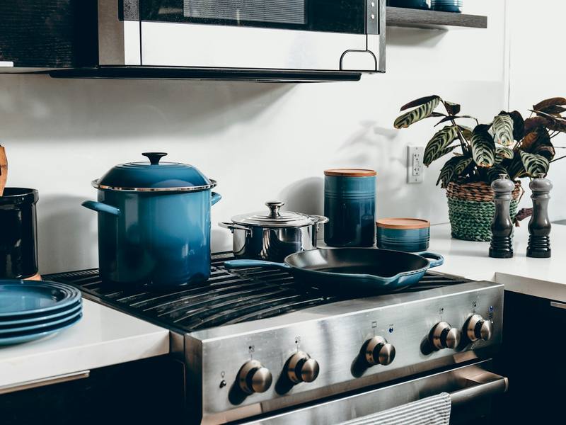 Professional stainless steel range with cast-iron cookware